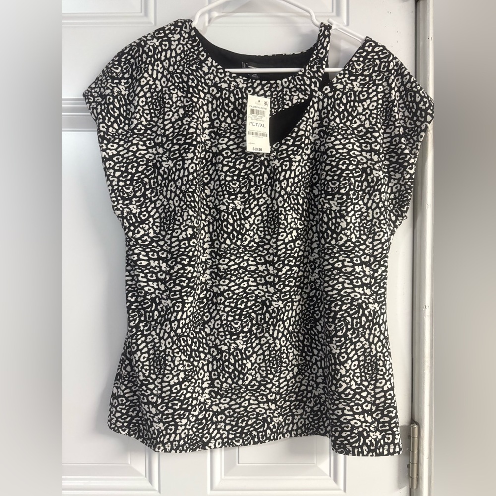 NWT Stylish Black and White Women's Top✨